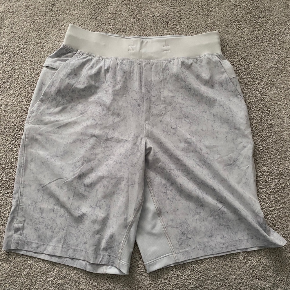 NWOT Men’s Lululemon T.H.E. Short Liner-less 9" Grey and White Print